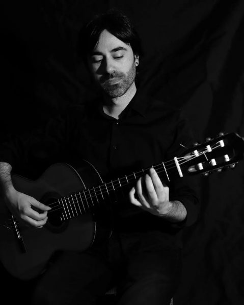Diego Corraliza tocando la guitarra para el curso de Armonía Moderna de IMS